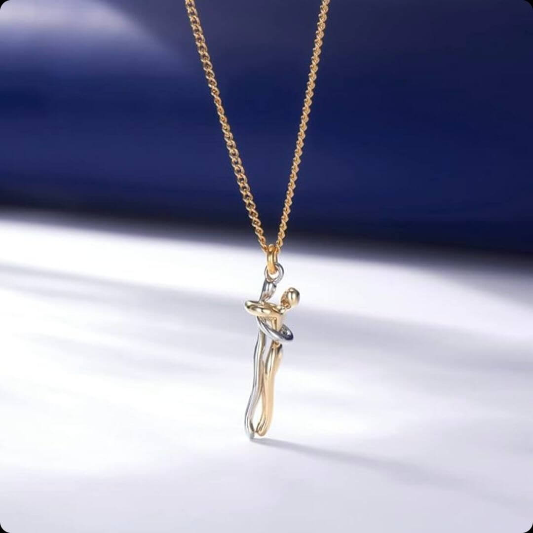 Gold Hug Necklace: Amor Infinito en un Collar