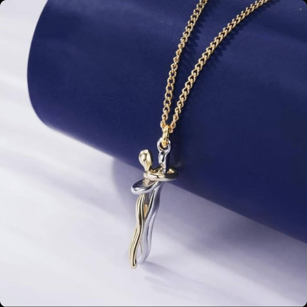 Gold Hug Necklace: Amor Infinito en un Collar