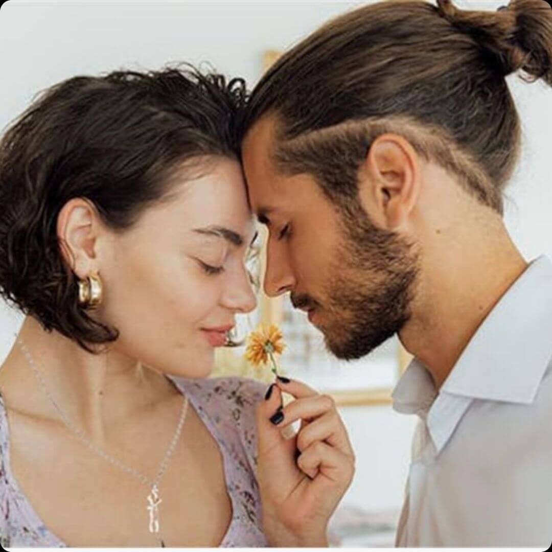 Gold Hug Necklace: Amor Infinito en un Collar